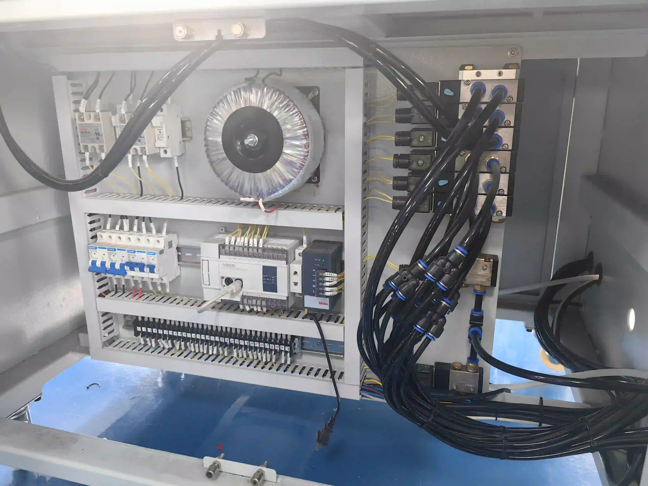 Full servo sanitary pad machine